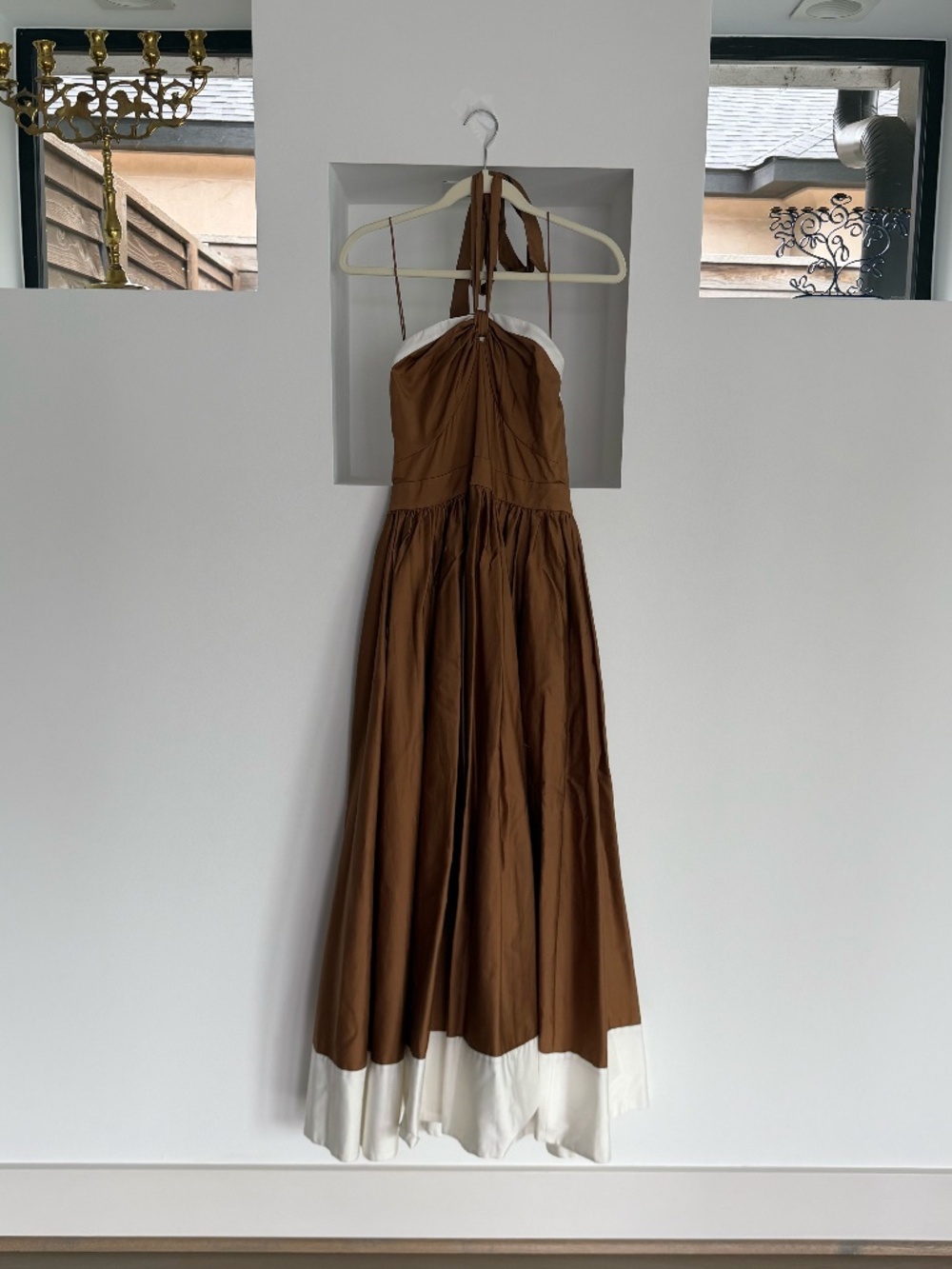 Alice + Olivia Beatrix Sweetheart Tie Neck Dress in Tan/Vanilla